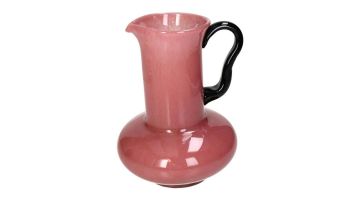 Glazen vaas van Kersten in Bourgondisch roze met zwarte oor, klassiek ontwerp en glanzende afwerking, formaat 19x18x24,5 cm.