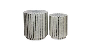 Set van 2 ronde bijzettafels in tegelvorm, bekleed met kleine mozaïektegels in groen, grijs, blauw en zwart, met een cilindrische vorm en glad afgewerkte bovenkant.