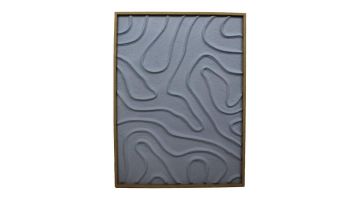 Blauwe wanddecoratie van papier met organisch reliëfpatroon en houten omlijsting, afmeting 60 x 3 x 80 cm.