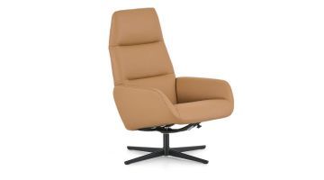 Comfortabele draaifauteuil Montèl Ergo in camel leder met hoge rugleuning en zwart aluminium onderstel, schuin van voren gefotografeerd.