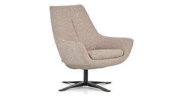 Draaifauteuil Montèl Charles in beige stof met zwart onderstel, schuin van voren gefotografeerd.