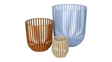  Set van drie ijzeren kaarsenhouders in blauw, terra en beige met opengewerkt design voor een speelse en moderne decoratie.