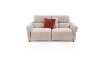 Henders & Hazel 2,5-zitsbank Fix Anglet, vooraanzicht van beige bank met twee sierkussens in rood en beige.