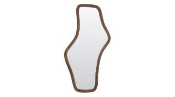 Organisch gevormde spiegel Celano van Light & Living met donkerbruine houten rand, volledig zichtbaar tegen witte achtergrond.