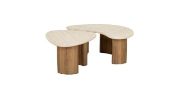 Set van twee Pronto Wonen salontafels Romano met organische bladvorm, licht travertin blad en houten poten op witte achtergrond.