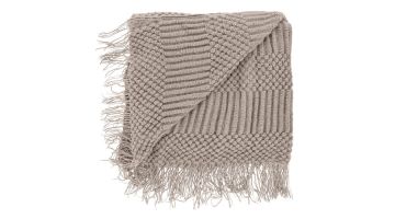 Plaid Follo van Pronto Wonen in taupe met grove geweven banenstructuur en franjes aan de randen, opgevouwen in decoratieve presentatie.