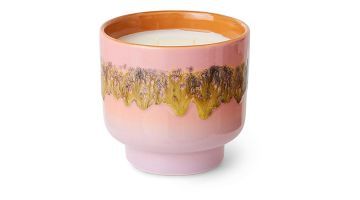  Geurkaars HKliving Miami in roze keramieken houder met retro glazuurafwerking in oranje, roze en groen, met zicht op dubbele lont.