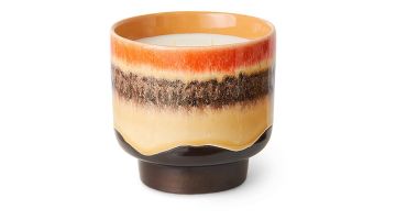Geurkaars Tulum van HKliving in retro keramieken pot met oranje, bruine en crèmekleurige glazuurafwerking.