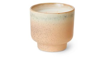  Geurkaars Vancouver van HKliving in beige keramieken pot met reactief glazuur en twee lonten, gezien van schuin voor.