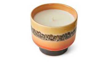 Geurkaars Tulum van HKliving in keramieken houder met oranje en bruine glazuurlaag, kaars niet aangestoken.