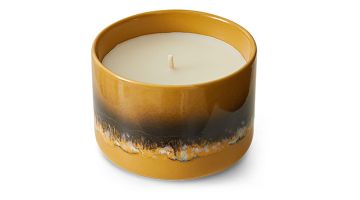 HK Living geurkaars Valencia in gele keramieken houder met bruin glazuurdetail en retro-uitstraling op witte achtergrond.