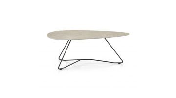 Montèl Zara salontafel met pebblevormig blad in Cream Navona en zwart metalen onderstel.