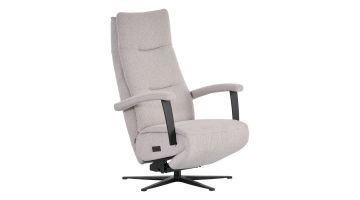 Montèl Chic relaxfauteuil in zachte bouclé stof Gear met zwarte metalen draaivoet en armleuningen, in relaxpositie.