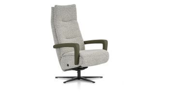 Montèl Chic relaxfauteuil Medium in bouclé stof Monzana met groene leren armleuningen, gezien vanuit een diagonale hoek.