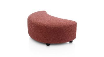 CERVOS hocker in terracotta stof met ronde vorm en zachte afwerking.