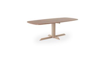 Deens ovale eettafel Levado 225 cm met warm bruin houtlook tafelblad en champagnekleurige metalen kolompoot, vrijstaand gefotografeerd tegen een lichte achtergrond.