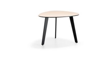 Gajiru bijzettafel van Baenks met blad in travertinlook en slanke zwarte metalen poten, model 55x45x38 cm, vooraanzicht op witte achtergrond.