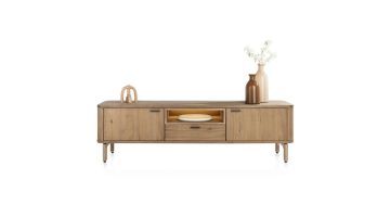 Vooraanzicht van het Zade tv-meubel zonder televisie, met LED-verlichte nis en stijlvolle accessoires bovenop.