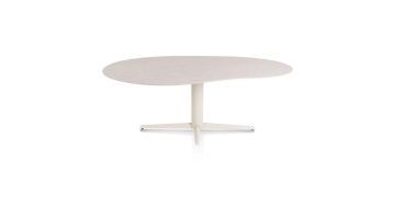 Eetkamertafel Saluti van XOOON met HPL blad in light sand, frontaal weergegeven met organisch gevormd tafelblad en metalen onderstel in crème.