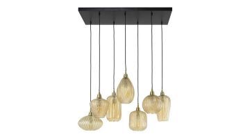 Een glazen hanglamp met zeven kappen in verschillende vormen, aan zwarte snoeren en een zwarte plafondplaat, merkloos.