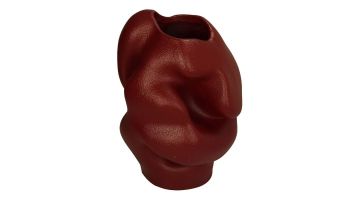 Bordeauxrode Kersten vaas met organische, kunstzinnige vorm en matte structuur, geschikt als decoratief object of bloemenvaas.