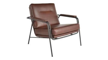 Bert Plantagie Tibbe fauteuil in bruin leer met zwart metalen frame en houten armleuningen, schuin van voren gefotografeerd.