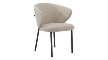 Bert Plantagie Calix Four stoel in lichtbeige stof met zwart metalen frame, schuin van voren gefotografeerd.