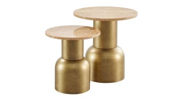 Set van twee INHOUSE Tulipa bijzettafels met beige marmeren blad en messingkleurige voet.