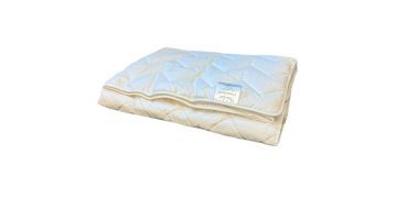 Opgevouwen Tencel Comfort zomerdekbed van Timzo Bedding met perkal katoenen tijk.
