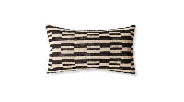 Rechthoekig sierkussen met zwart-beige grafisch patroon, vooraanzicht.