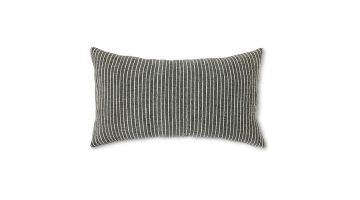  Rechthoekig kussen met zwart-witte verticale strepen in een minimalistisch design.