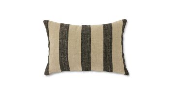 Kussen met brede verticale strepen in zwart en naturel linnen.