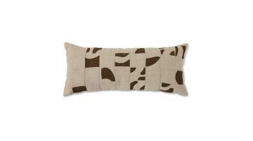 Patchwork sierkussen van linnen in neutrale tinten, voorkant.