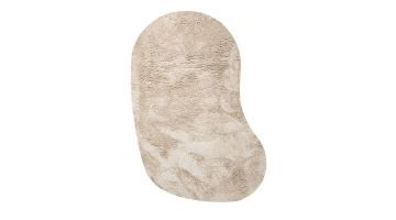 Lichtbruin organisch vloerkleed Louvira met zachte, hoogpolige structuur, afgebeeld schuin van boven op witte achtergrond.