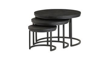 Zwarte Larise salontafelset van Profijt Meubel, drie ronde tafels van mangohout en metaal, schuin vooraanzicht.