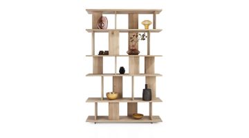 Roomdivider Positano in naturel hout met 20 niches, vooraanzicht met accessoires.