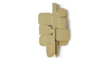 Moderne wandsculptuur met geometrische blokken in zachtgele tint, vooraanzicht.