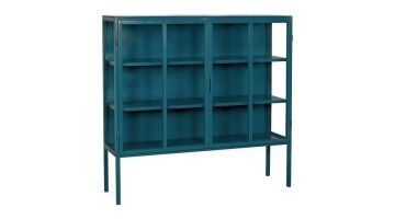 Metalen vitrinekast Kentucky in blauw met glazen deuren en metalen planken, gefotografeerd tegen een witte achtergrond.