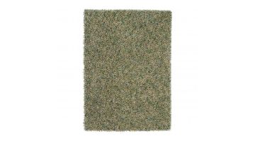 Hoogpolig vloerkleed Spring Evergreen van zuiver scheerwol in gemêleerde groentinten, afgebeeld in bovenaanzicht tegen een witte achtergrond.