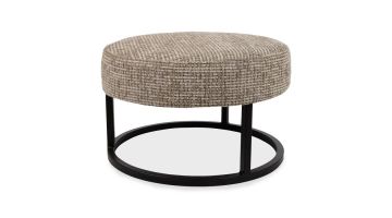 Hocker Bressay in bruintint Liver met rond zwart metalen frame en moderne uitstraling.