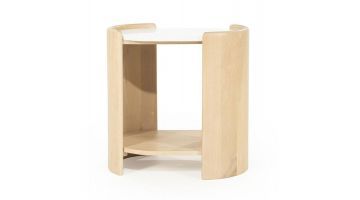 Bijzettafel Eleonora Don van eikenhout met een rond wit marmeren blad en een open onderplank, recht van voren gezien.