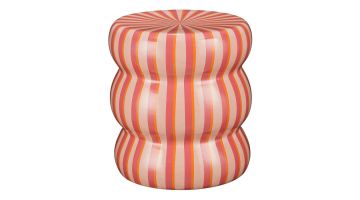 Golvende bijzettafel Skipper van Trendhopper in roze-oranje strepen, met glanzende keramische afwerking.