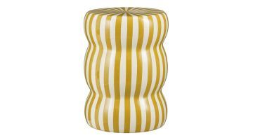 Ronde bijzettafel Trendhopper Skipper met golvende vorm en verticale strepen in crème en okergeel.