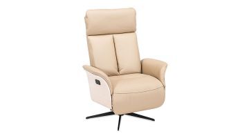 Beige leren relaxfauteuil Skagen met houten zijpanelen en zwarte draaivoet, vooraanzicht.