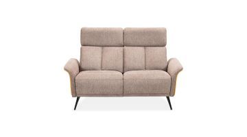 Hjem 2-zitsbank in beige stof met hoge rugleuningen en zwarte poten, frontaal gefotografeerd.