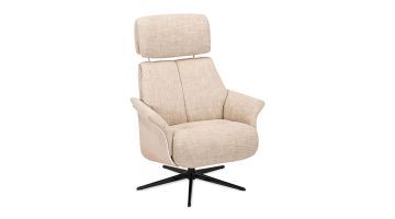 Skagen Studio Relaxfauteuil Fuglsang in beige stof met houten armleuningen en zwart onderstel, vooraanzicht.