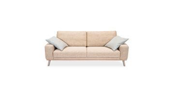 Saltholm 3-zitsbank in beige stof met houten poten, inclusief blauwe sierkussens, vooraanzicht.