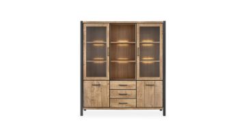 Vitrinekast Mantera in mangokleur met zwart metalen frame en geïntegreerde verlichting.