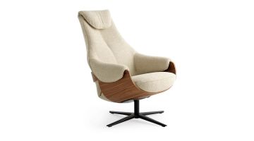 Leolux Cream draaifauteuil in beige stof met houten kuip en zwarte draaivoet vooraanzicht