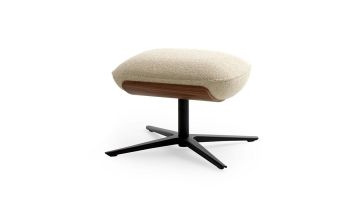 Leolux Cream poef in beige stof met houten kuip en zwarte draaivoet schuin vooraanzicht